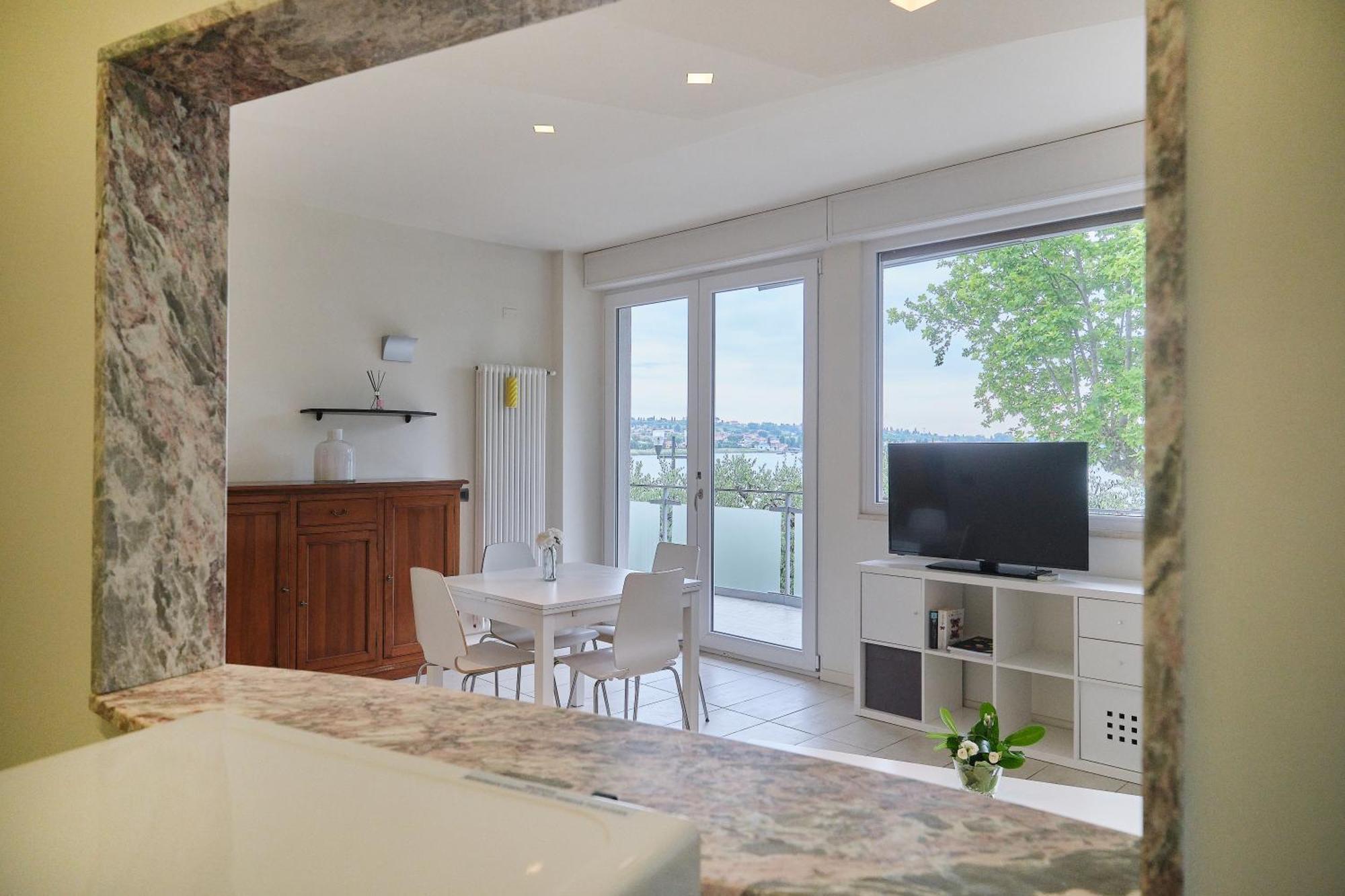 Front Lake Apartment Бардолино Екстериор снимка