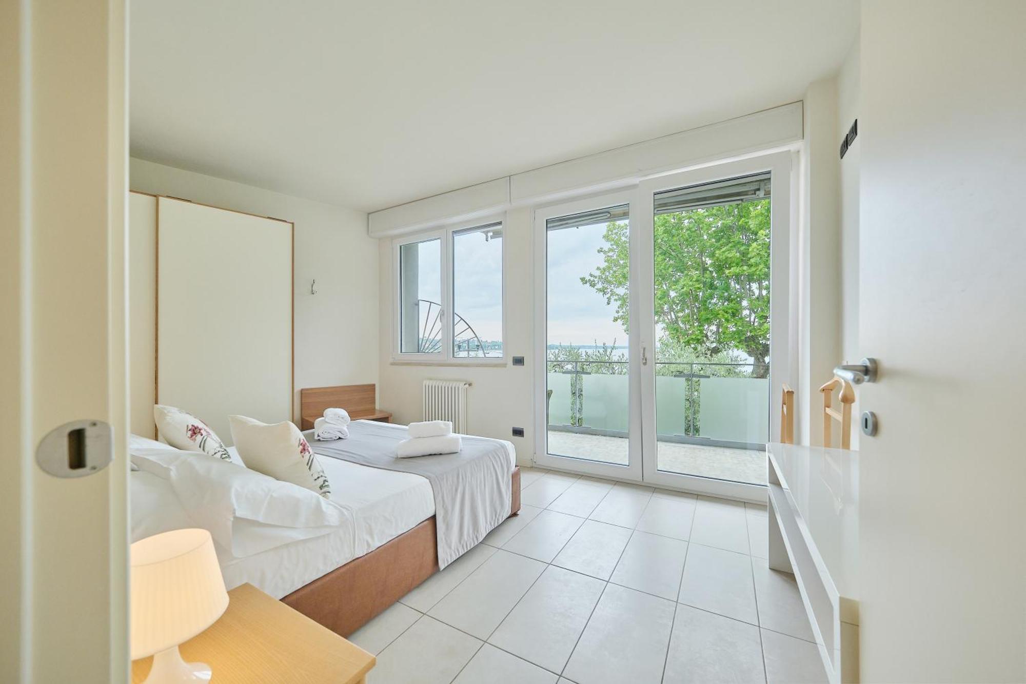 Front Lake Apartment Бардолино Екстериор снимка