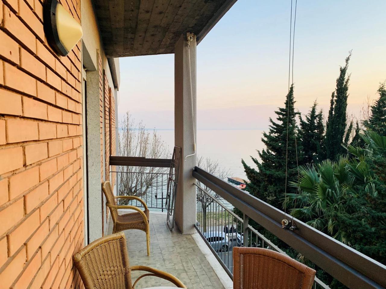 Front Lake Apartment Бардолино Екстериор снимка